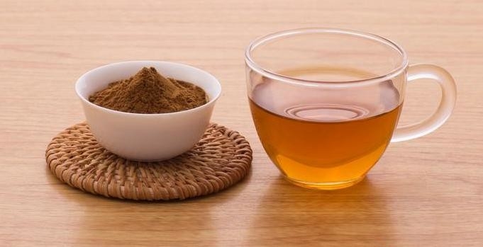 پودر چای سیاه فوری، عطر چای سیاه غنی با مایع رنگ زرد